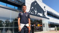 Александр Албон , красуется в форме Red Bull Racing