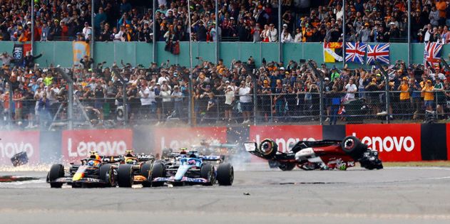 Гонка Гран-при Великобритании была приостановлена из-за массовой аварии на старте